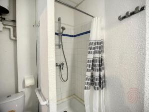 Kúpeľňa v ubytovaní Appartement F2 avec Véranda, Wifi et Animaux Acceptés Proche Thermes et Parc - Lamalou-les-Bains - FR-1-451-171