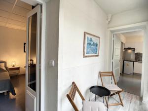 Kuchyňa alebo kuchynka v ubytovaní Appartement F2 avec Véranda, Wifi et Animaux Acceptés Proche Thermes et Parc - Lamalou-les-Bains - FR-1-451-171