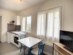 Kuchyňa alebo kuchynka v ubytovaní Appartement F2 avec Véranda, Wifi et Animaux Acceptés Proche Thermes et Parc - Lamalou-les-Bains - FR-1-451-171