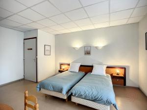 Posteľ alebo postele v izbe v ubytovaní Appartement au cœur de Lamalou-les-Bains, proche thermes et centre-ville, avec balcons et Wifi. - FR-1-451-172