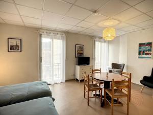 Televízia a/alebo spoločenská miestnosť v ubytovaní Appartement au cœur de Lamalou-les-Bains, proche thermes et centre-ville, avec balcons et Wifi. - FR-1-451-172