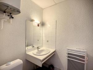Kúpeľňa v ubytovaní Appartement au cœur de Lamalou-les-Bains, proche thermes et centre-ville, avec balcons et Wifi. - FR-1-451-172