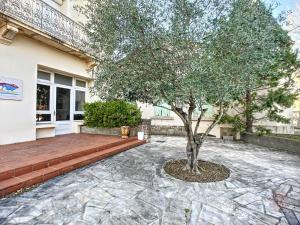 Vonkajšia záhrada v ubytovaní Appartement au cœur de Lamalou-les-Bains, proche thermes et centre-ville, avec balcons et Wifi. - FR-1-451-172