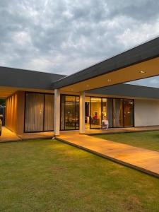 Casa grande y moderna con patio grande en Reserve agora e viva uma experiência inesquecível! en Bonito