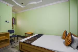 Łóżko lub łóżka w pokoju w obiekcie OYO Hotel Hotel Rajamahal