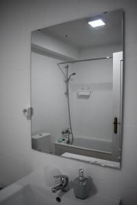 ポンタ・デルガダにあるBella's Hideawayのバスルーム(洗面台の上に大きな鏡付)
