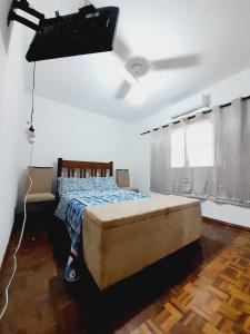 um quarto com uma cama grande e aoustic em APTO - 1,3 km da AFONSO PENA - 3 quartos com ar condicionado em Campo Grande