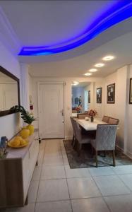 卡龐達卡諾阿的住宿－Apartamento Beira mar Capão da Canoa，厨房配有桌子和蓝色天花板