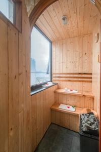 een sauna met een raam in een houten muur bij Maple Hotel & Apartment in Nha Trang