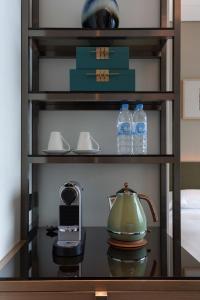 Все необхідне для приготування чаю та кави в Sheraton Hong Kong Tung Chung Hotel