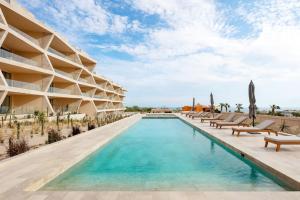 uitzicht op het zwembad van het resort bij Luxurious Ocean View Apartment in Cabo San Lucas