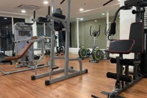 un gimnasio con varios equipos de ejercicio en una habitación en Champs Elysees Homestay by Landmark @ Kampar en Kampar