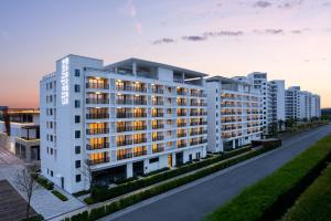 una vista aérea de un edificio de apartamentos blanco en Citadines Hope City Boao, en Qionghai