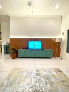 un soggiorno con TV a parete di Casa Bonita: Stylish, Affordable Home & Mini Pool a Kalasan