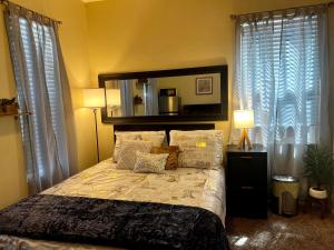 蘭開斯特的住宿－Woodgate Residential，一间卧室配有一张带枕头的大床