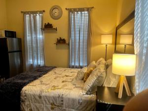 蘭開斯特的住宿－Woodgate Residential，一间卧室配有一张带灯的床和两个窗户