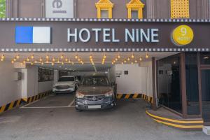 een garage met twee auto's erin geparkeerd bij Uiwang Nine Hotel in Uiwang