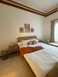 una camera con un grande letto bianco di Casa Bonita: Stylish, Affordable Home & Mini Pool a Kalasan