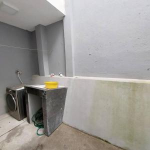 an unfinished room with a sink and a microwave at departamento con piscina y áreas sociales in Santo Domingo de los Colorados