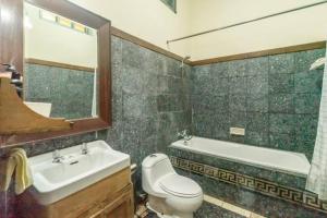 ein Badezimmer mit einem Waschbecken, einem WC und einer Badewanne in der Unterkunft Hidden Paradise - Budi Susanto in Kalasan