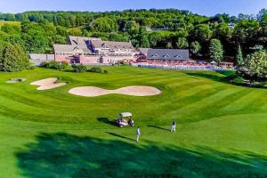 uma vista aérea de um campo de golfe com um resort em Ottaquechee Overlook em Quechee