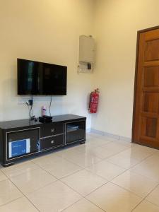 TV a/nebo společenská místnost v ubytování 1248 Cozy Home