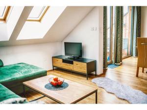 Apartment in Hohentauern with sauna في هوهنتاورن: غرفة معيشة مع تلفزيون وطاولة