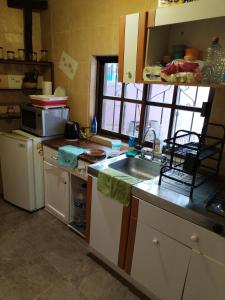 cocina con fregadero y microondas en Casa Lila, en Mineral del Monte