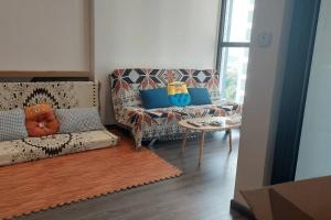 ein Wohnzimmer mit 2 Sofas und einem Tisch in der Unterkunft TK2Luxstay Vinhomes Smart City in Hanoi