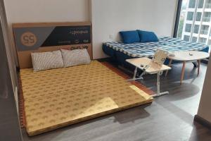 Zimmer mit 2 Betten und einem Tisch in der Unterkunft TK2Luxstay Vinhomes Smart City in Hanoi