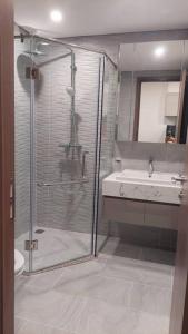 y baño con ducha, lavabo y aseo. en TK2Luxstay Vinhomes Smart City, en Hanói
