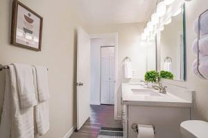 Bilik mandi di Seatac 2 BR Upper Unit 5 min to Airport +21 gambar