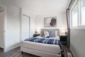 - une chambre avec un lit doté de draps bleus et une fenêtre dans l'établissement Seatac 2 BR Upper Unit 5 min to Airport, à SeaTac