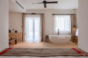 Un pat sau paturi într-o cameră la South Zhongwei Resort