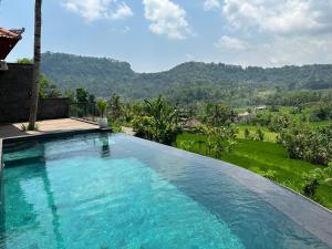 una piscina con vistas a la montaña en Nana Suites Villa en Sidemen