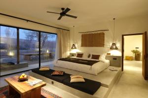 um quarto com uma cama grande e uma janela grande em South Zhongwei Resort em Zhongwei