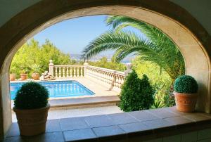 Villa Javea في خافيا: ممر مع نباتات الفخار وحمام السباحة