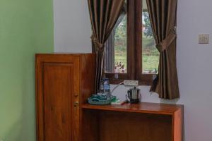 Habitación con ventana y mesa con licuadora en Bale Gantar, en Sembalun Lawang