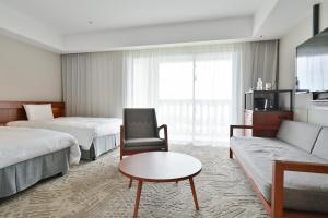 Lequ Okinawa Chatan Spa ＆ Resort客房内的一张或多张床位
