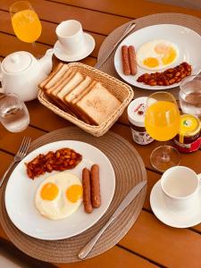 una tavola ricoperta di piatti di uova e prodotti per la colazione di Vaagali Inn a Felidhoo 