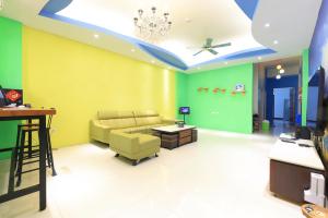 TV a/nebo společenská místnost v ubytování Sunshine B&B