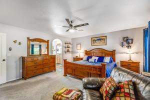 a bedroom with a bed and a couch at The Getaway on Garnet in Pagosa Springs