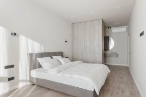 Posteľ alebo postele v izbe v ubytovaní Noviy Bereg Design Apartment
