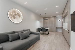 Kuchyňa alebo kuchynka v ubytovaní Noviy Bereg Design Apartment