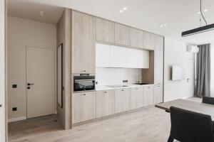 Kuchyňa alebo kuchynka v ubytovaní Noviy Bereg Design Apartment