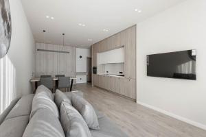 Televízia a/alebo spoločenská miestnosť v ubytovaní Noviy Bereg Design Apartment