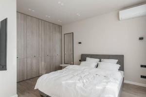 Posteľ alebo postele v izbe v ubytovaní Noviy Bereg Design Apartment