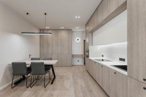 Kuchyňa alebo kuchynka v ubytovaní Noviy Bereg Design Apartment