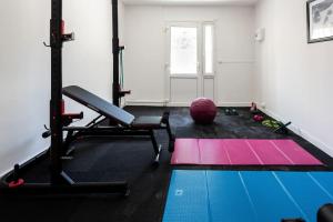 een kamer met een fitnessruimte met een loopband en een bal bij Le Nirvana T avec salle de sport in Rouen