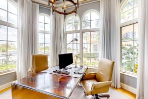 un ufficio con scrivania, sedie e finestre di Belle Harbor Charm a Clearwater Beach